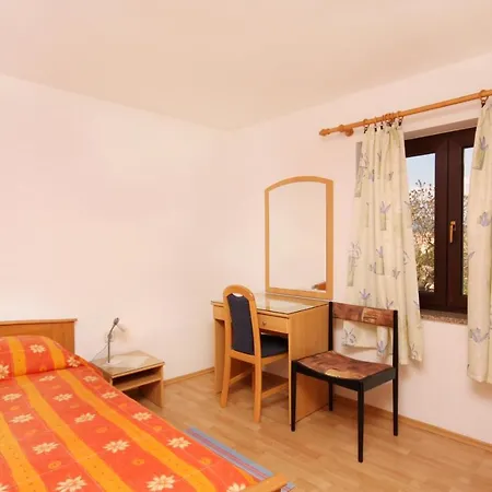 And With Parking Space Vrbnik, Krk - 5301 Guest house 3*