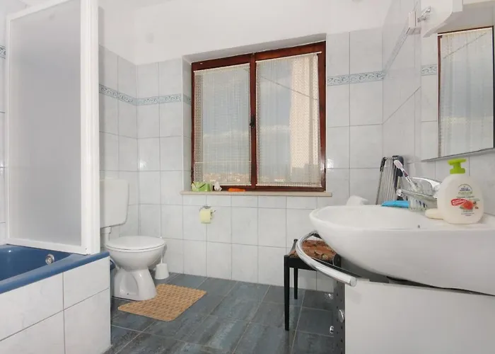 Pensiune And With Parking Space Vrbnik, Krk - 5301 3*